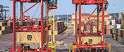 2 Portalhubwagen in Containerhafen